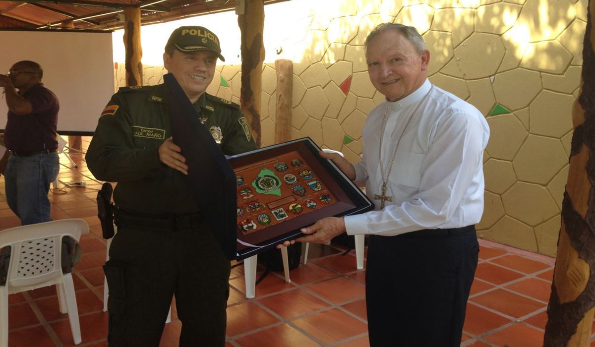 Policía exalta labor arzobispo Barranquilla