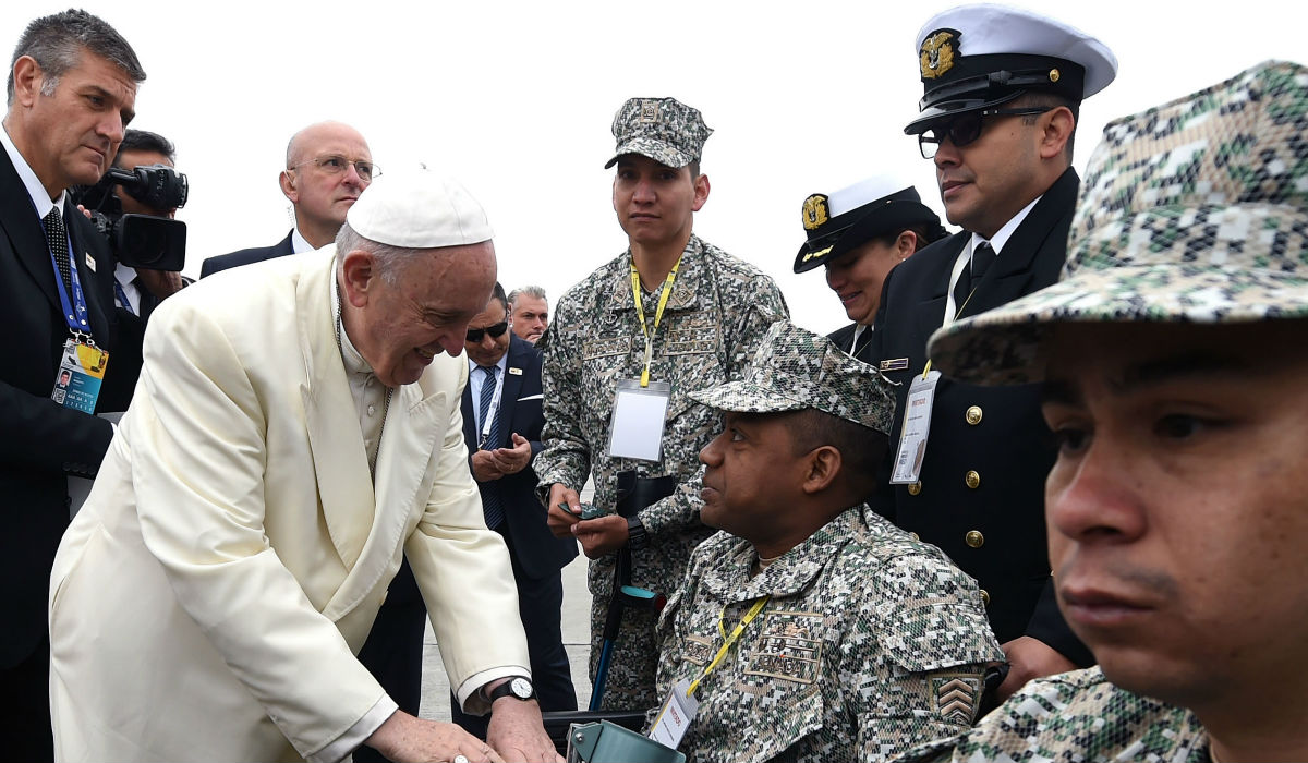 Saludo del Papa a los policía y militares