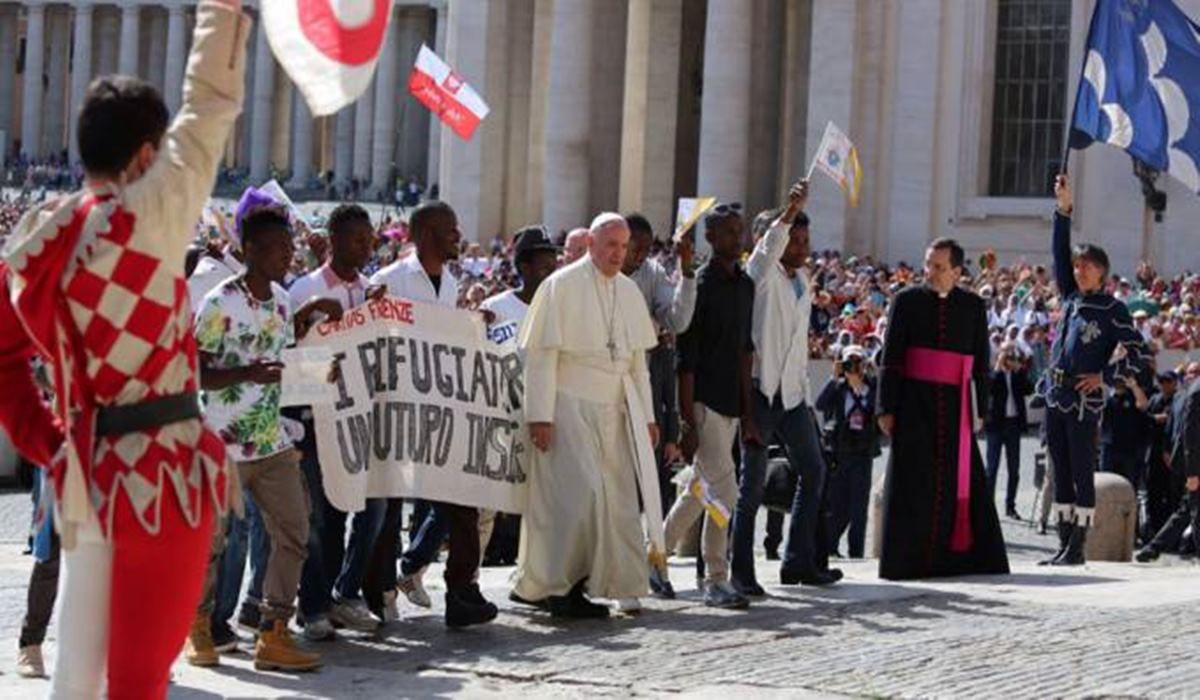 Papa Francisco con un grupo de refugiados